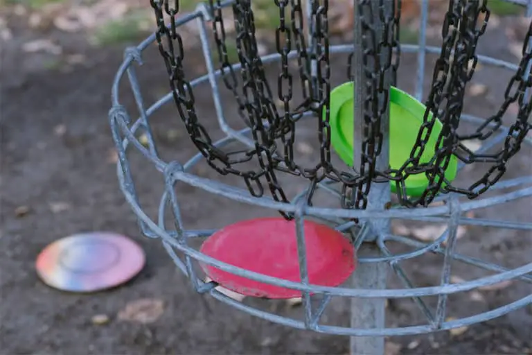 What is the difference between Frisbee golf and disc golf